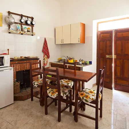 Cicale Zitelle E Latte Di Mandorle 3* אמנדולארה